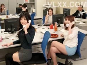 Thỏ con dễ thương với bộ ngực lớn, dương vật, làn da trắng và mềm mại, điên cuồng đưa cái lồn nhỏ vào, bộ ngực rung chuyển, biểu cảm rên rỉ đau đớn trên khuôn mặt