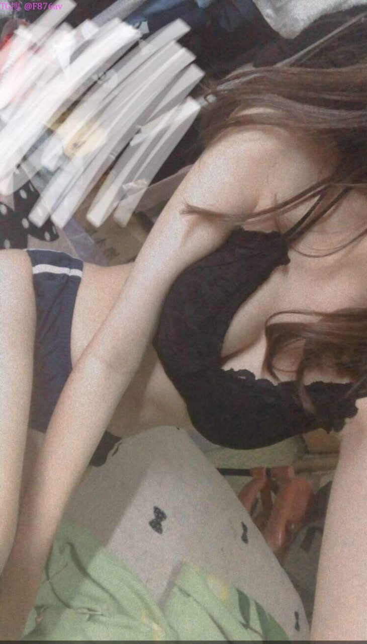 Cô bạn thân rủ đến chơi với 2 đứa bạn thì tự dưng 2 đứa nó làm tình nhau